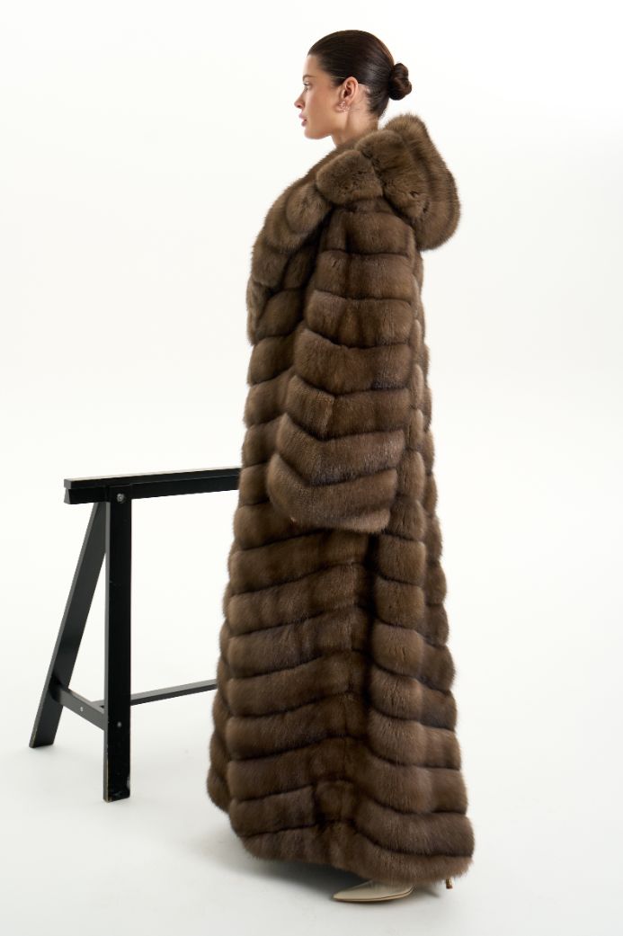 Шуба из меха соболя с капюшоном 1068